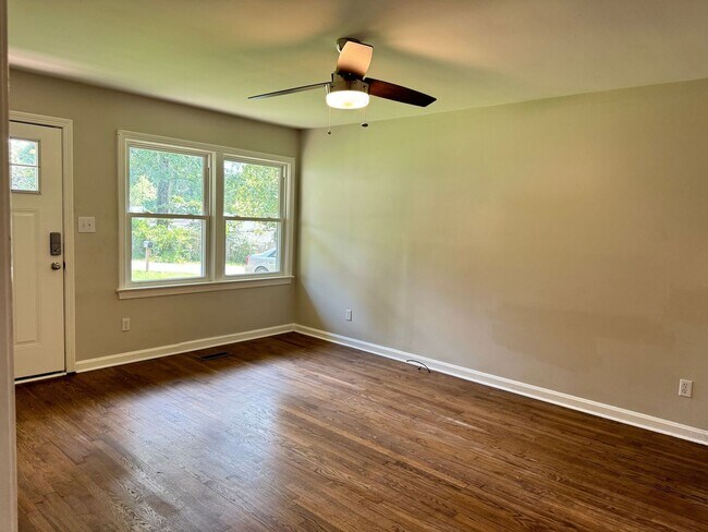 Building Photo - 907 Elwood Dr