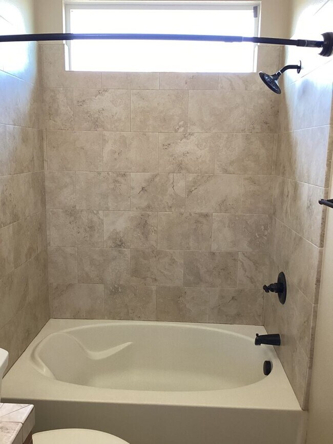 Building Photo - Beautiful Newer Rice Ranch Single Story Ho...