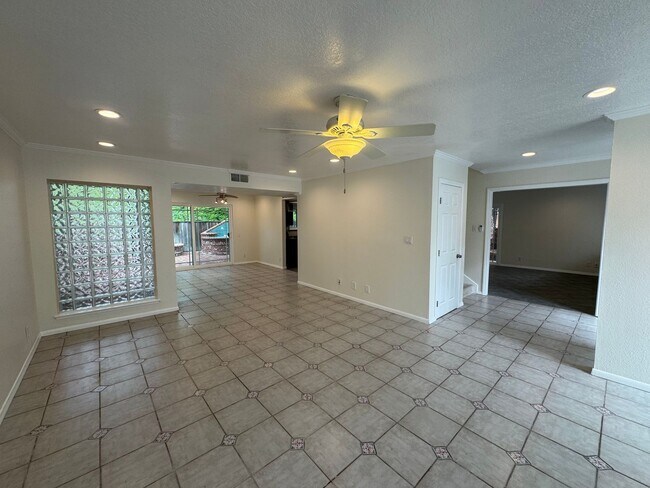 Building Photo - Beautiful 4Bd/2.5Ba Spacious Home in Missi...