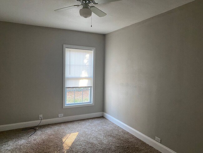 Building Photo - 3/2/2 in Convenient Denison Location