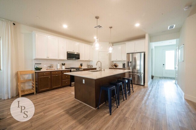 Building Photo - Madera Riverstone Home, 3BR/2BA, SOLAR, Community Pool, New Elementary School in Community!