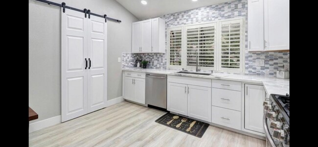 Building Photo - Spacious and beautiful 3 bedroom 2 bath ho...