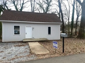 Building Photo - 3 Bedroom 2 Bathroom