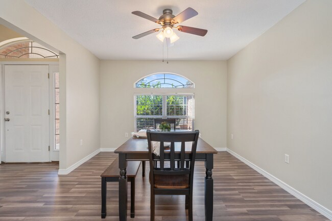 Building Photo - 4 bedroom 2 bathroom