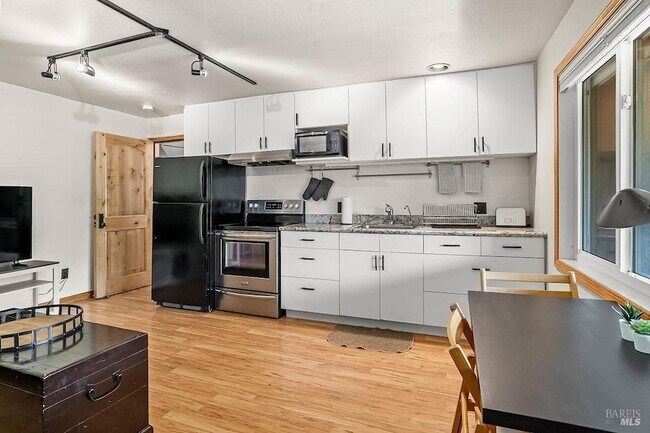 Building Photo - 5 Oak Springs Dr