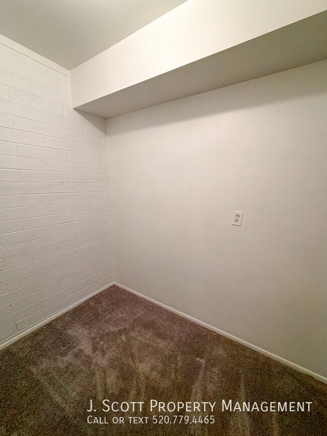 Building Photo - 3914 E Becker Ln