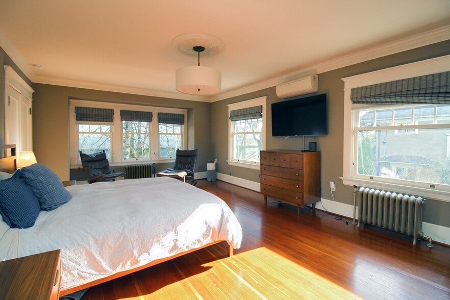 Building Photo - 2343 NE 21st Ave