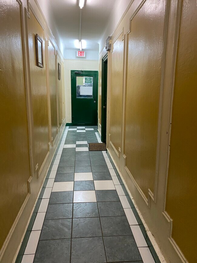 Building Photo - 556 Albany Ave