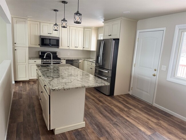 Building Photo - 17 Dover Dr