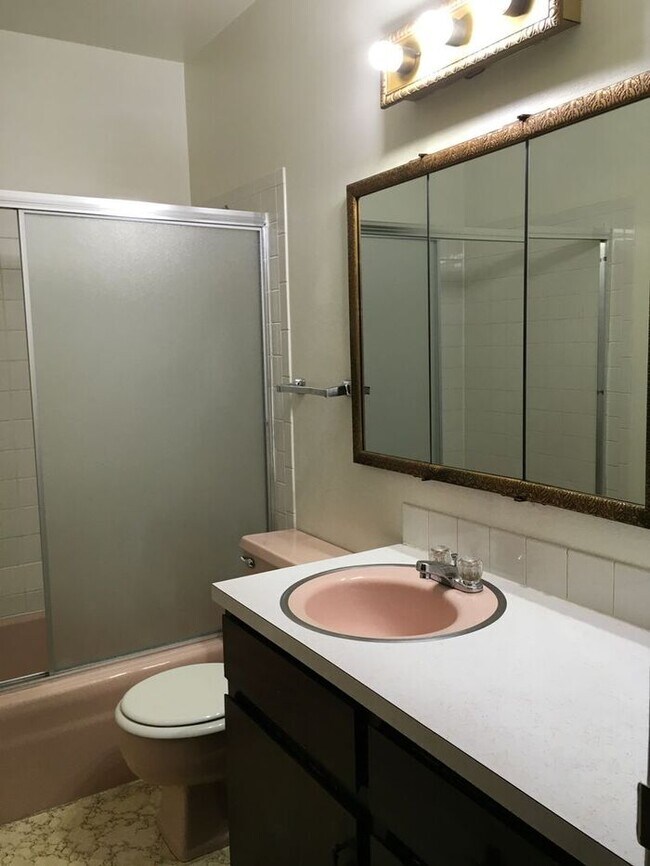 Building Photo - 2 Bed, 1.5 Bath Duplex for Rent in Fort Co...