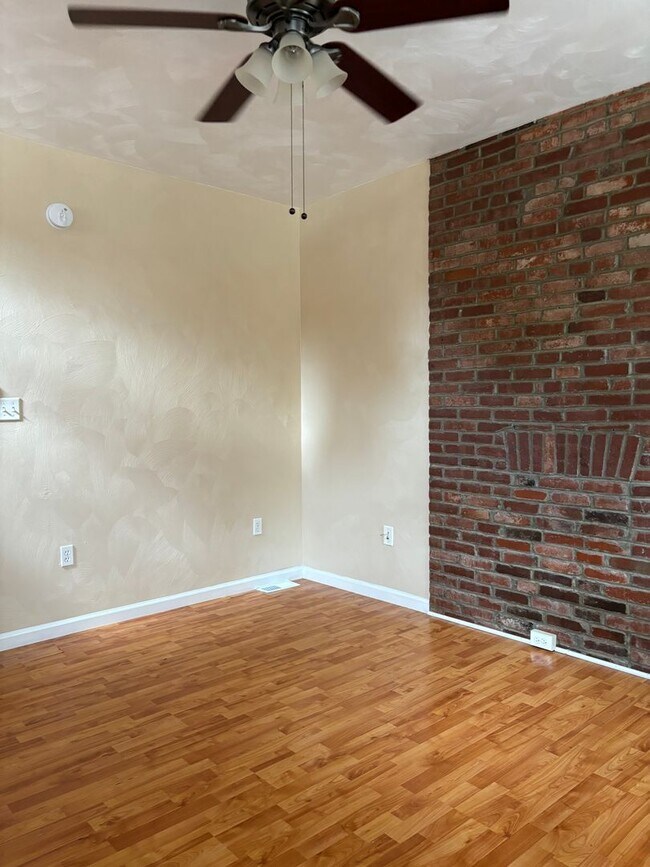 Building Photo - New 2 bedroomSouth Side House