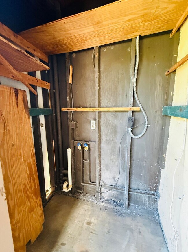 Building Photo - Charming 3 bedroom 1.5 bath condo for rent