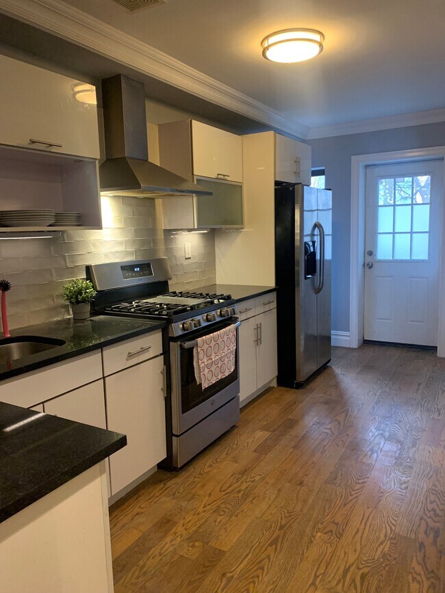 Kitchen and back door to garden - 192 Hart St