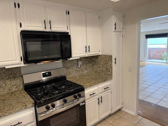 Building Photo - 2 + 2.5 Santa Monica Condo townhouse