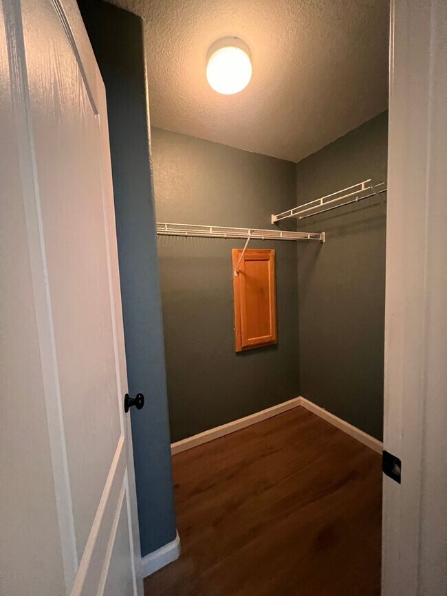 Building Photo - Large Two Story Home Recently Remodeled Available NOW