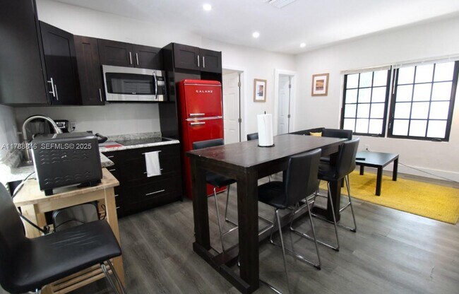 Building Photo - 921 SW 9th St