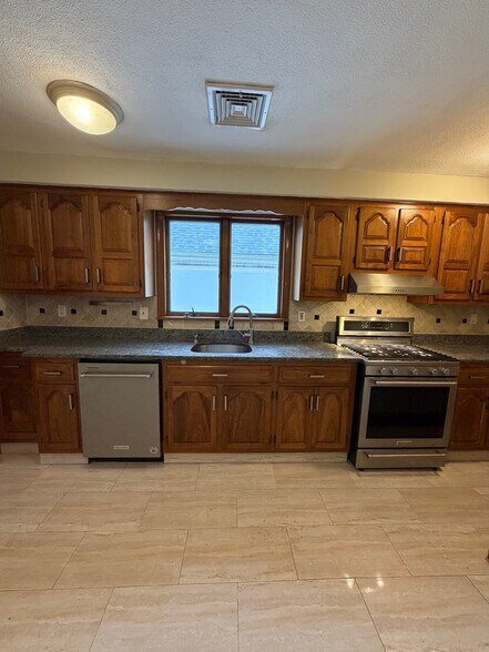 Building Photo - 33 Lafayette St