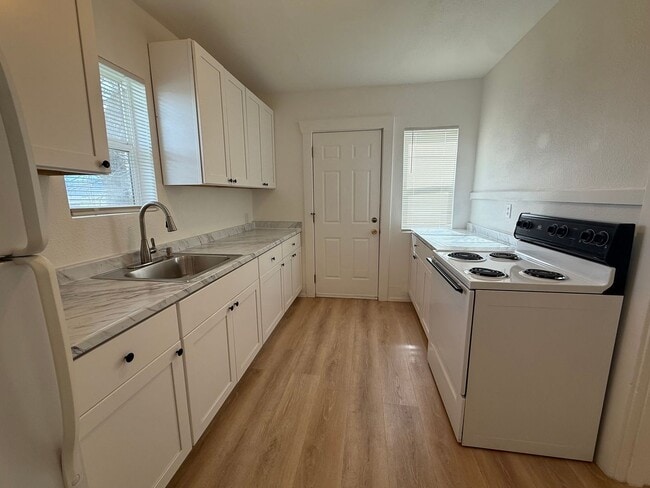 Building Photo - Now renting 2 bedroom House