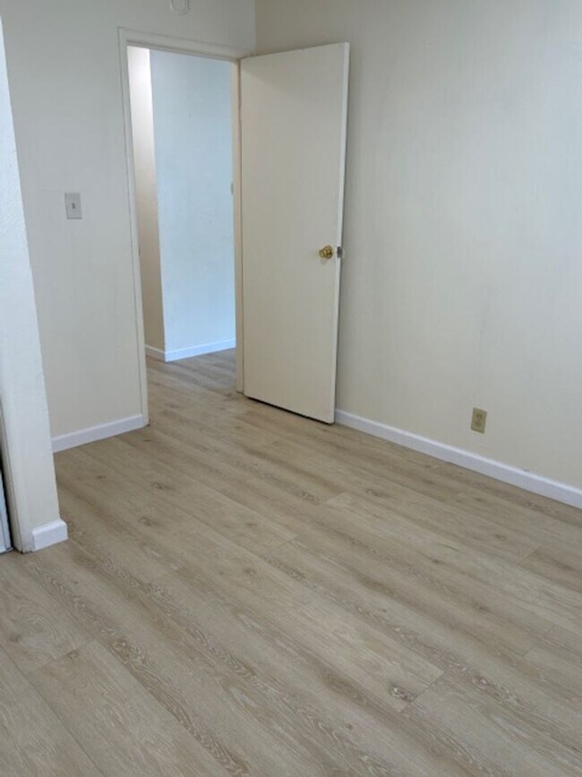 Building Photo - 160 Denio St