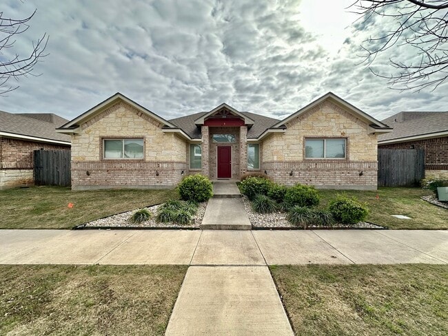 Building Photo - Spacious 4-Bed, 4.5-Bath Home with Fenced Yard in the Baylor Bubble!