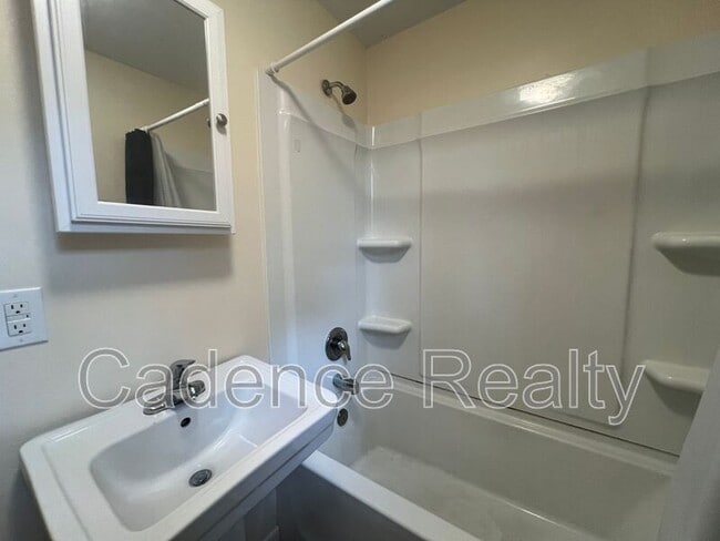 Building Photo - 2940 Oleander Dr