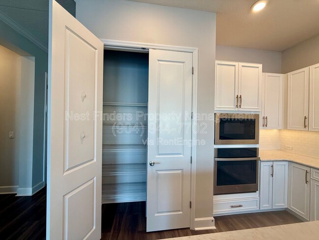 Building Photo - 10682 Aventura Dr