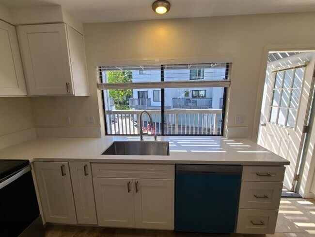 Building Photo - Spacious and remodeled 2 Bed 2.5 baths in ...