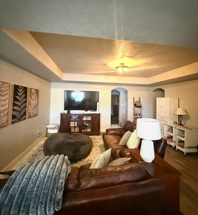 Building Photo - Beautifully Renovated 6 Bedroom Home in th...