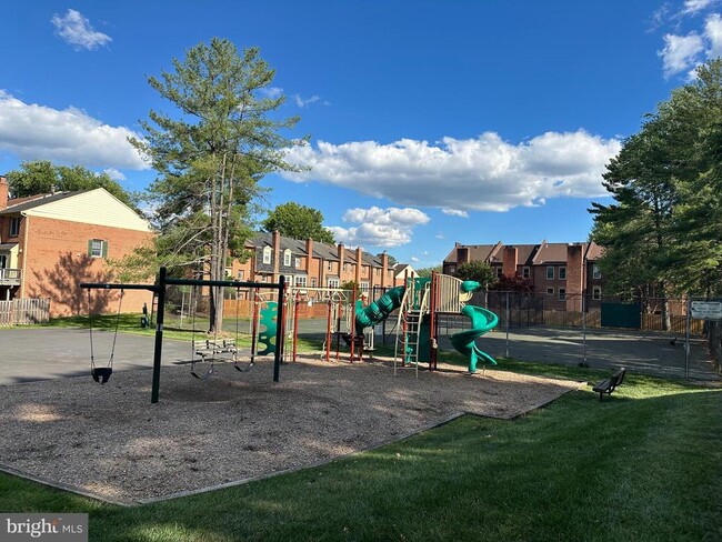 Building Photo - 10152 Village Knolls Ct