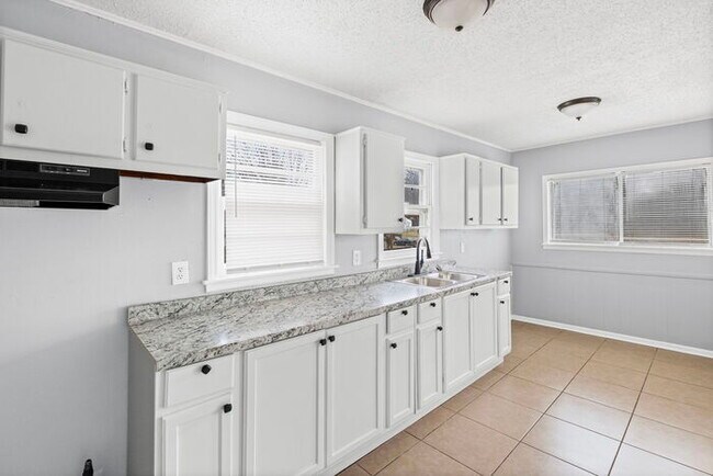 Building Photo - 2185 Slocum Ave