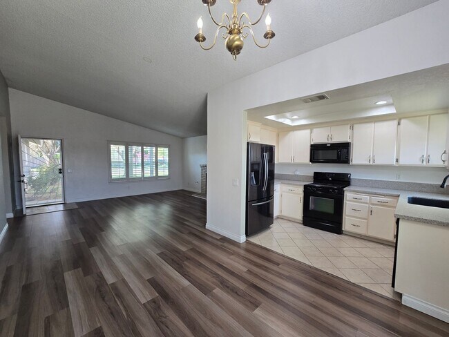 Building Photo - 2835 La Vida Dr