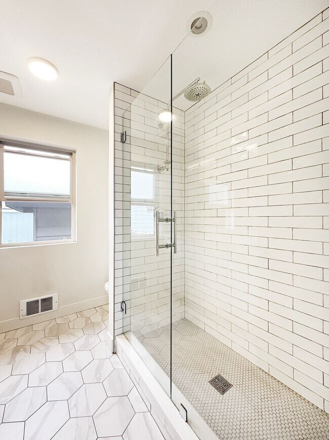 Building Photo - 2Bd/1Ba Seattle Duplex