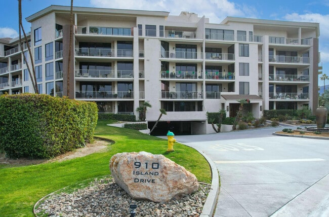 Building Photo - 910 Island Dr