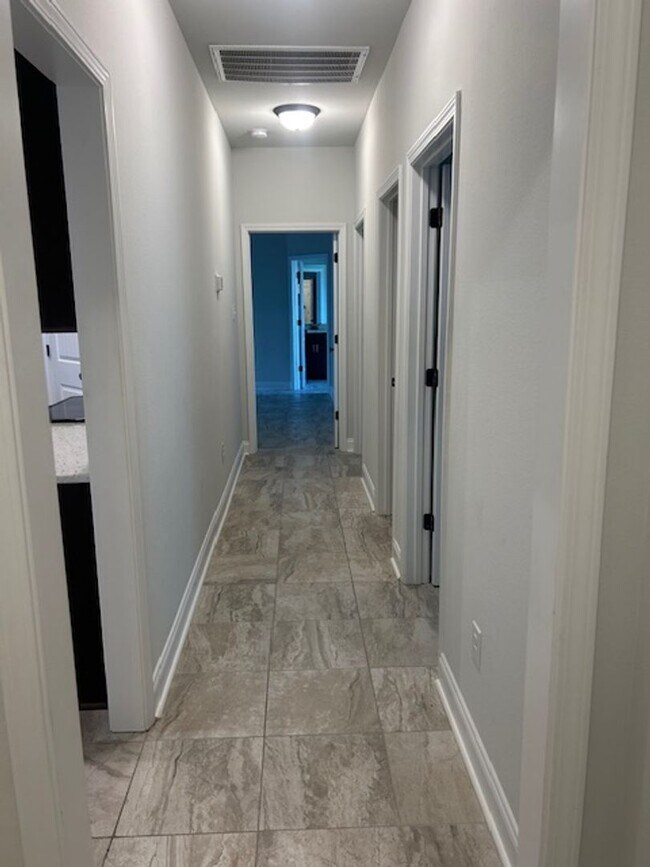 Building Photo - 6914 Summerset Dr