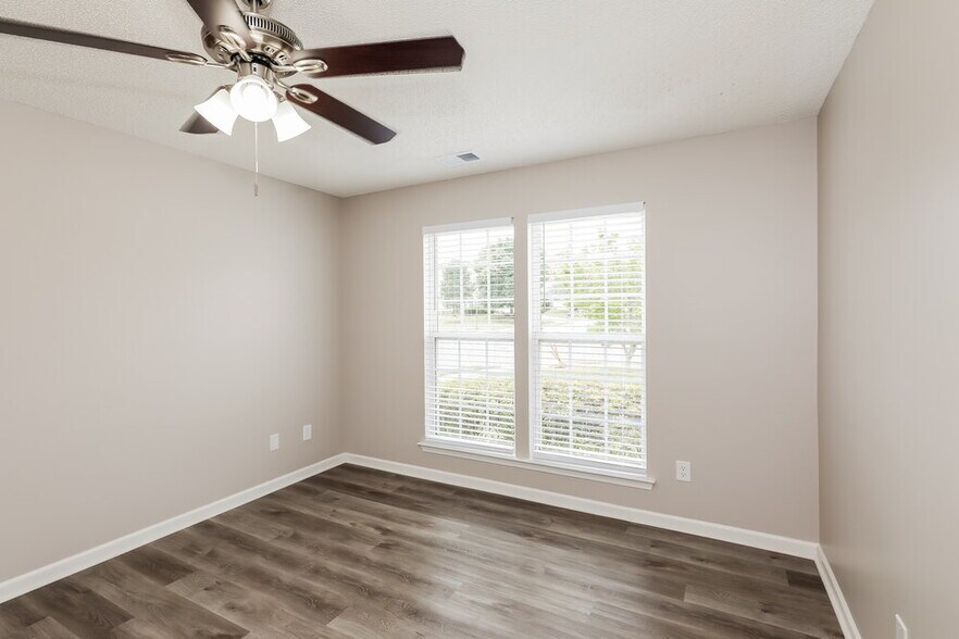Building Photo - 2000 Salmon River Dr