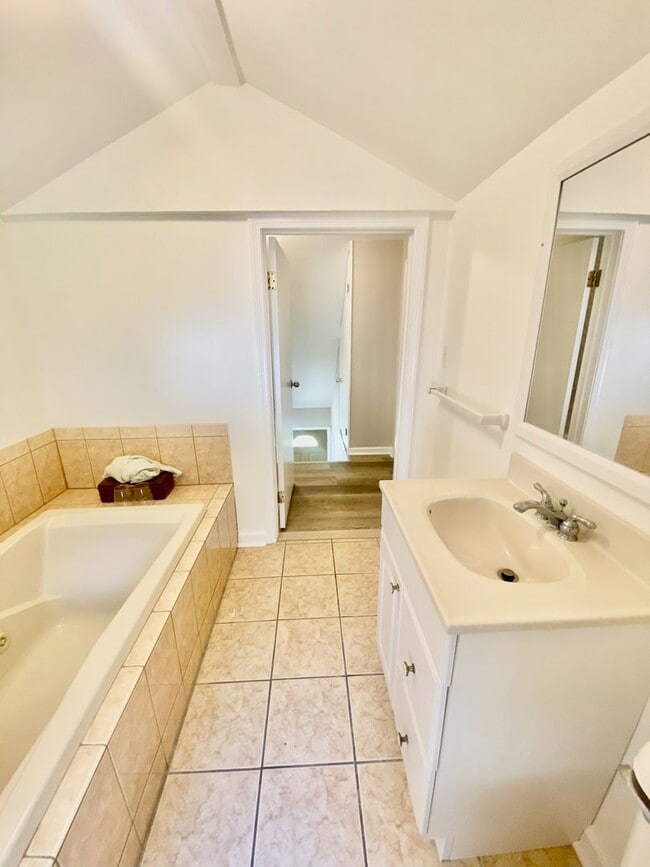 Building Photo - SPACIOUS 4 BED/2 BATH HOUSE-Luxury Vinyl F...