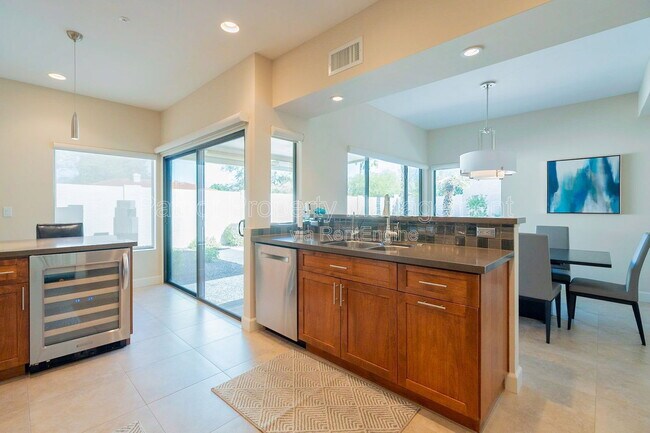 Building Photo - 10640 E Vogel Ave