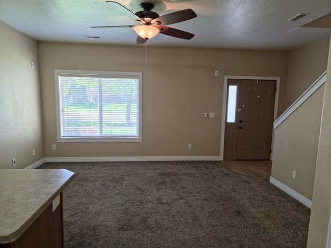 Building Photo - Beautiful 3 Bed, 2.5 bath Townhome with Attached 2 Car Garage in Rock Creek