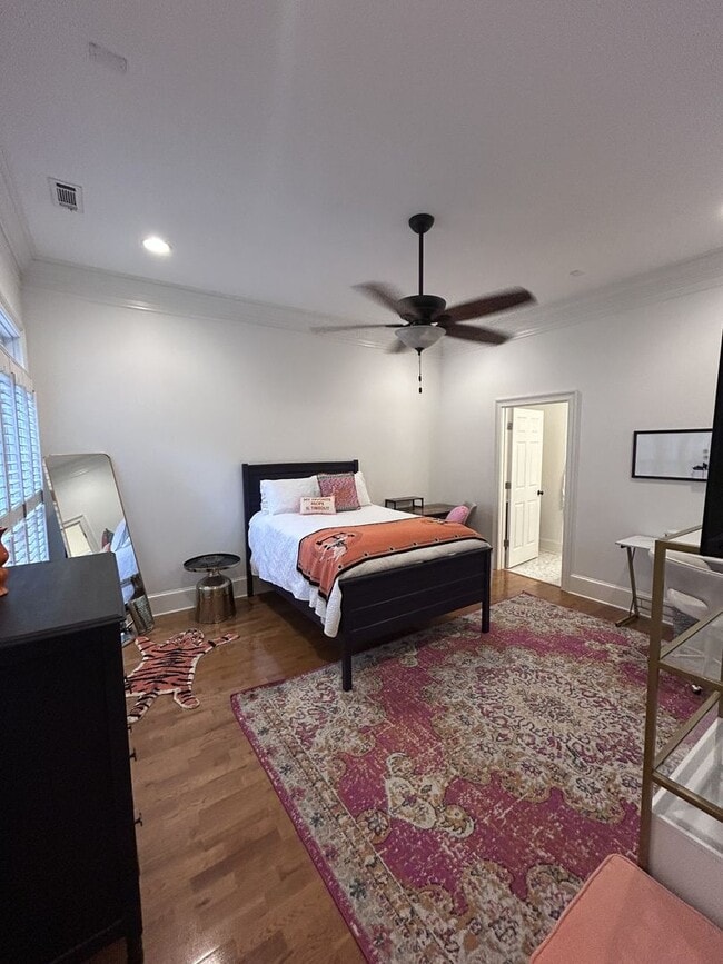 Building Photo - 212 Village Walk Ln