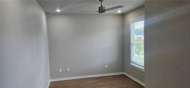 Building Photo - 5906 SW Coywolf St