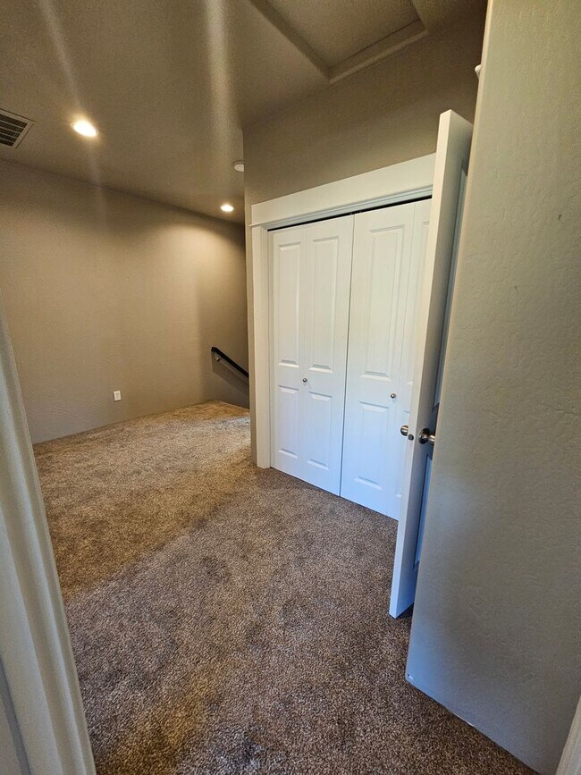 Building Photo - Beautiful newly constructed townhomes in East Medford