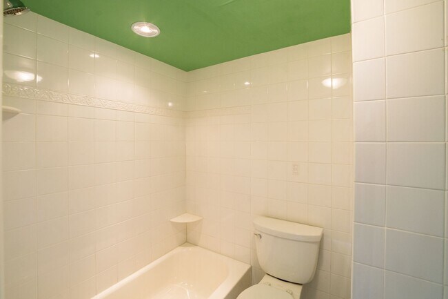 Building Photo - Beautiful Three Bedroom in Washington Square West