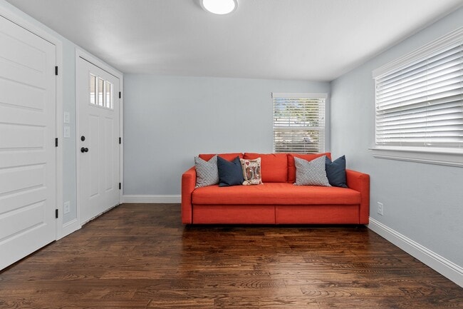 Building Photo - 607 S Alamo St