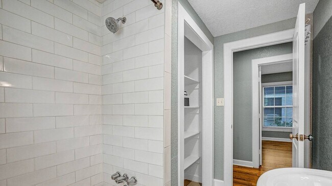 Building Photo - Charming 2-bedroom, 1-bathroom apartment!