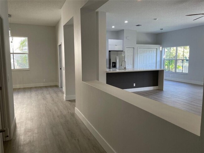 Building Photo - 4293 Laurel Ridge Cir