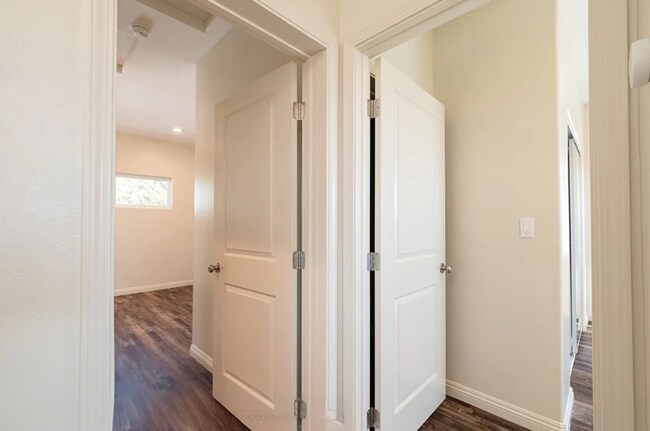 Building Photo - 3258 1/2 Dundas St.