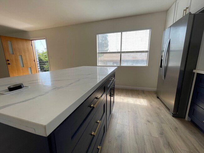 Building Photo - 1385 N Marengo Ave