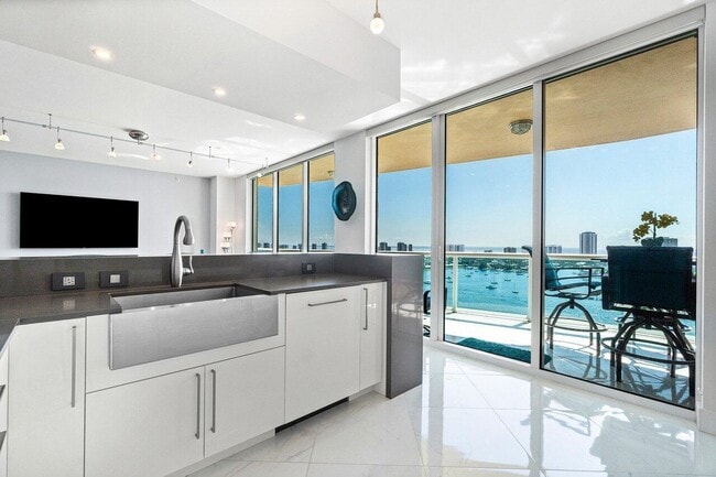 Building Photo - 2640 Lake Shore Dr