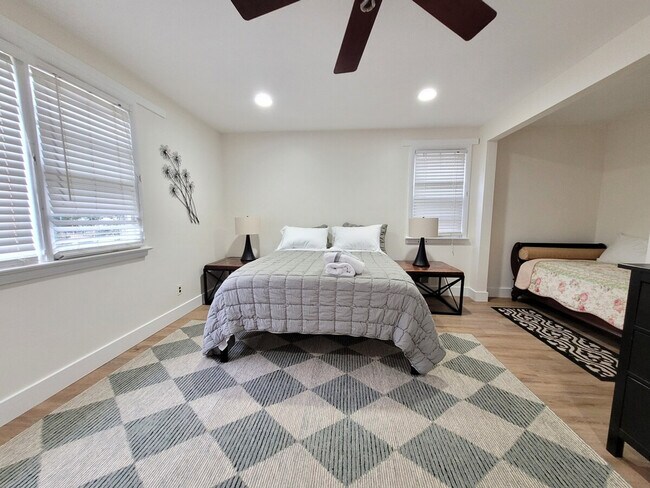 Building Photo - 2017 Woodford Rd