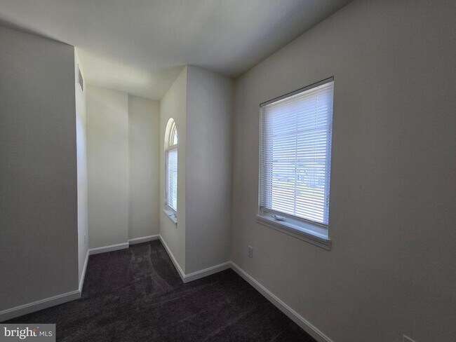 Building Photo - 145 Holmes St